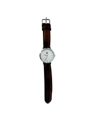 Vista frontal del reloj clásico plateado con correa de piel marrón.