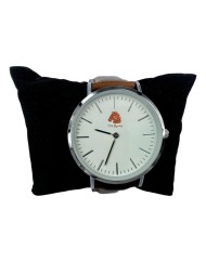 Reloj clásico plateado con correa de piel marrón sobre almohadilla.