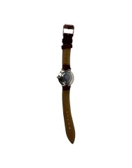 Detalle de la hebilla del reloj clásico plateado con correa de piel marrón