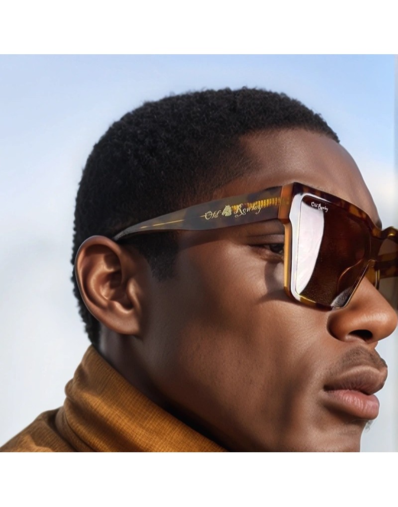 Gafas Sol Unisex Acetato Polarizadas 400UV Old Rowley puestas en un modelo