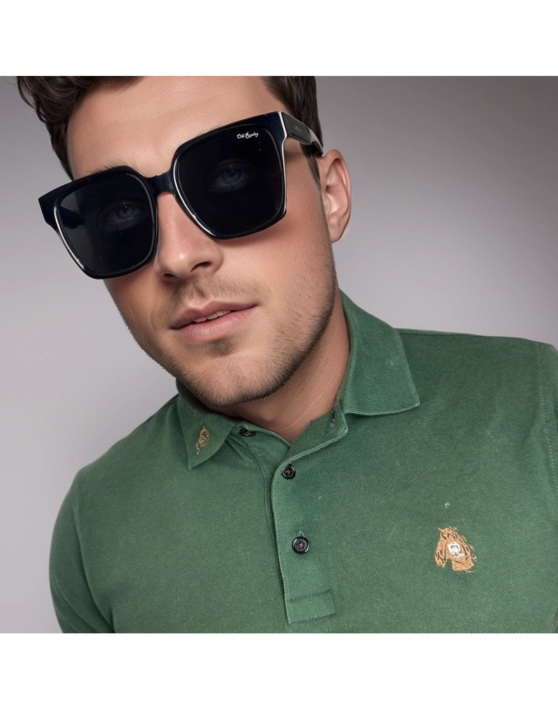 Gafas de sol Old Rowley negras unisex con montura grande - vista frontal en modelo masculino