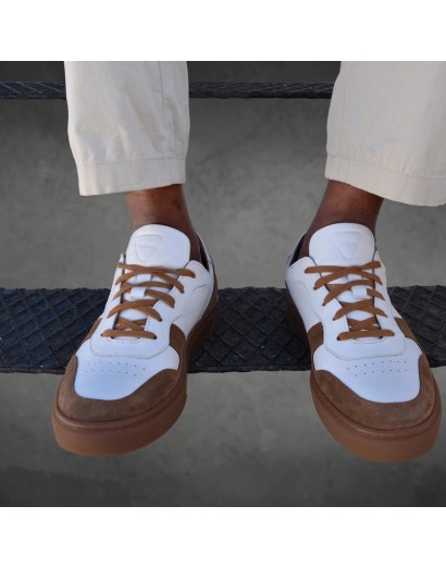 Baskets Old Rowley en cuir blanc et daim marron avec semelle marron – vue portées par le modèle