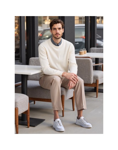 Zapatillas Blancas de Piel con Cremallera Old Rowley - vista puesto en el modelo