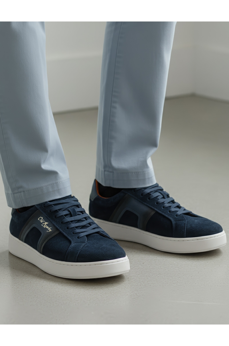 Zapatillas piel gamuza azul suela extragruesa Old Rowley - vista puesto en el modelo