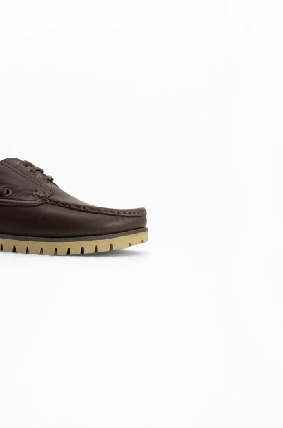 zapatos náuticos piel marrones cordones Old Rowley - vista lateral detalle