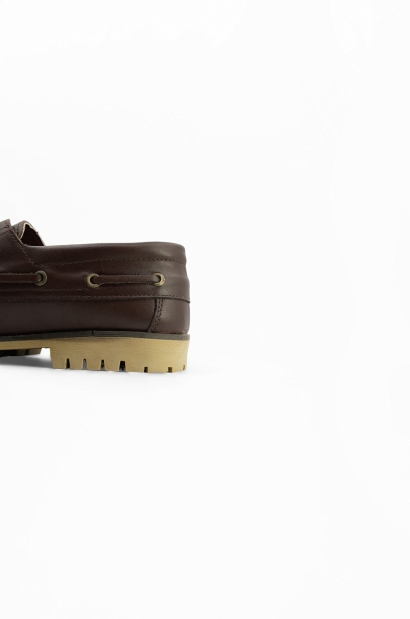 zapatos náuticos piel marrones cordones Old Rowley - vista lateral cerca