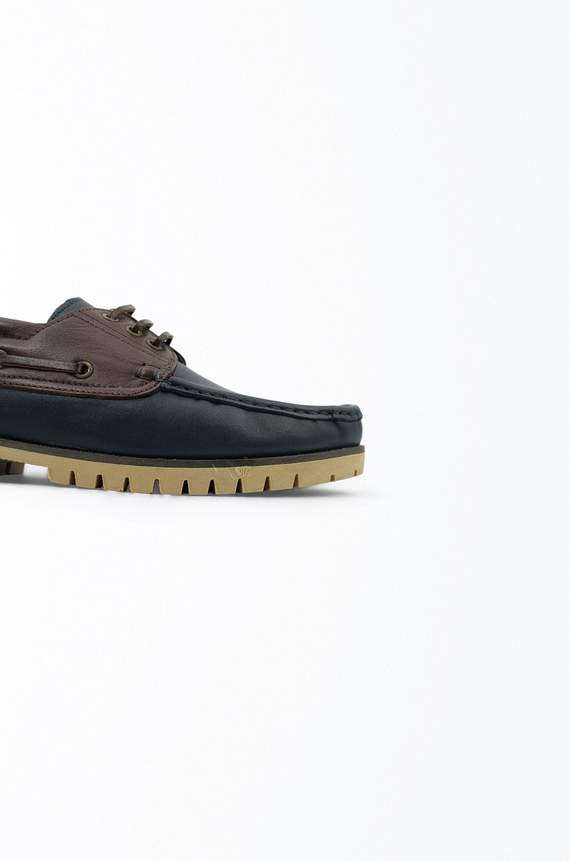 Zapatos Náuticos azul piel con cordones Old Rowley - vista lateral cerca