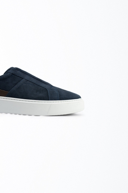 Zapatillas ante azul detalle marrón Sin Cordones Suela Extra Ligera Old Rowley - vista lateral cerca