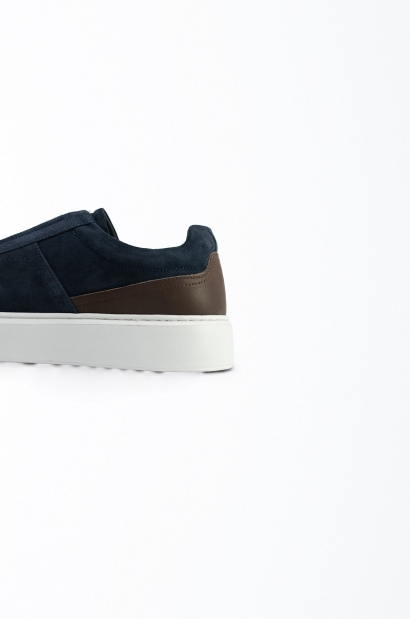 Zapatillas ante azul detalle marrón Sin Cordones Suela Extra Ligera Old Rowley - vista lateral talon cerca