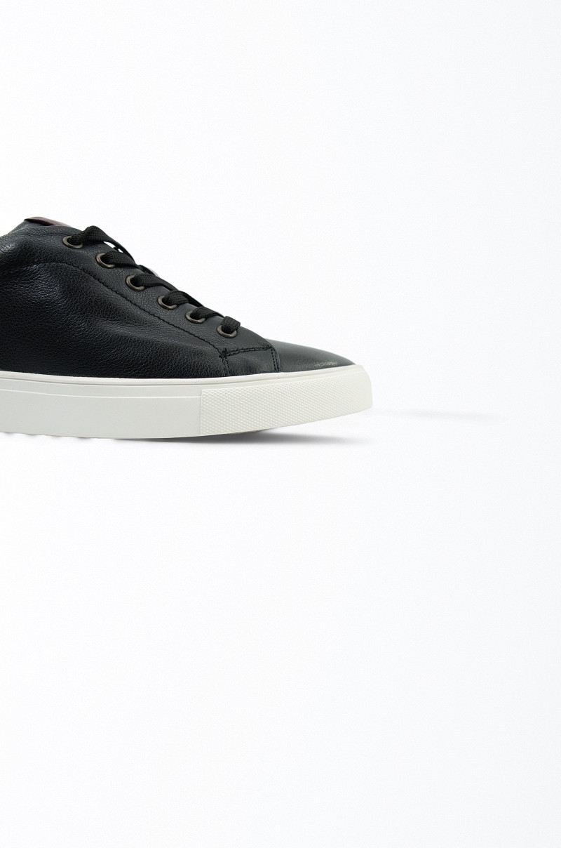 Zapatillas de piel negra interior rojo - vista lateral cerca