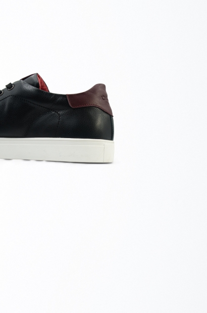 Zapatillas de piel negra interior rojo - vista lateral talón cerca