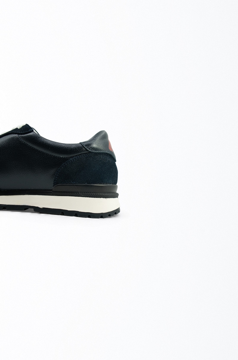 Zapatillas piel negra y gamuza azul marino Old Rowley - vista lateral talón cerca