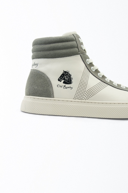 Zapatillas piel y gamuza caña alta blanco y gris Old Rowley - vista lateral cerca
