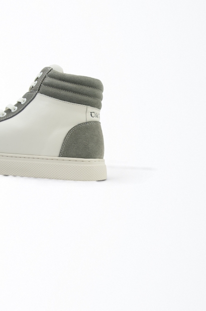 Zapatillas piel y gamuza caña alta blanco y gris Old Rowley - vista lateral cerca