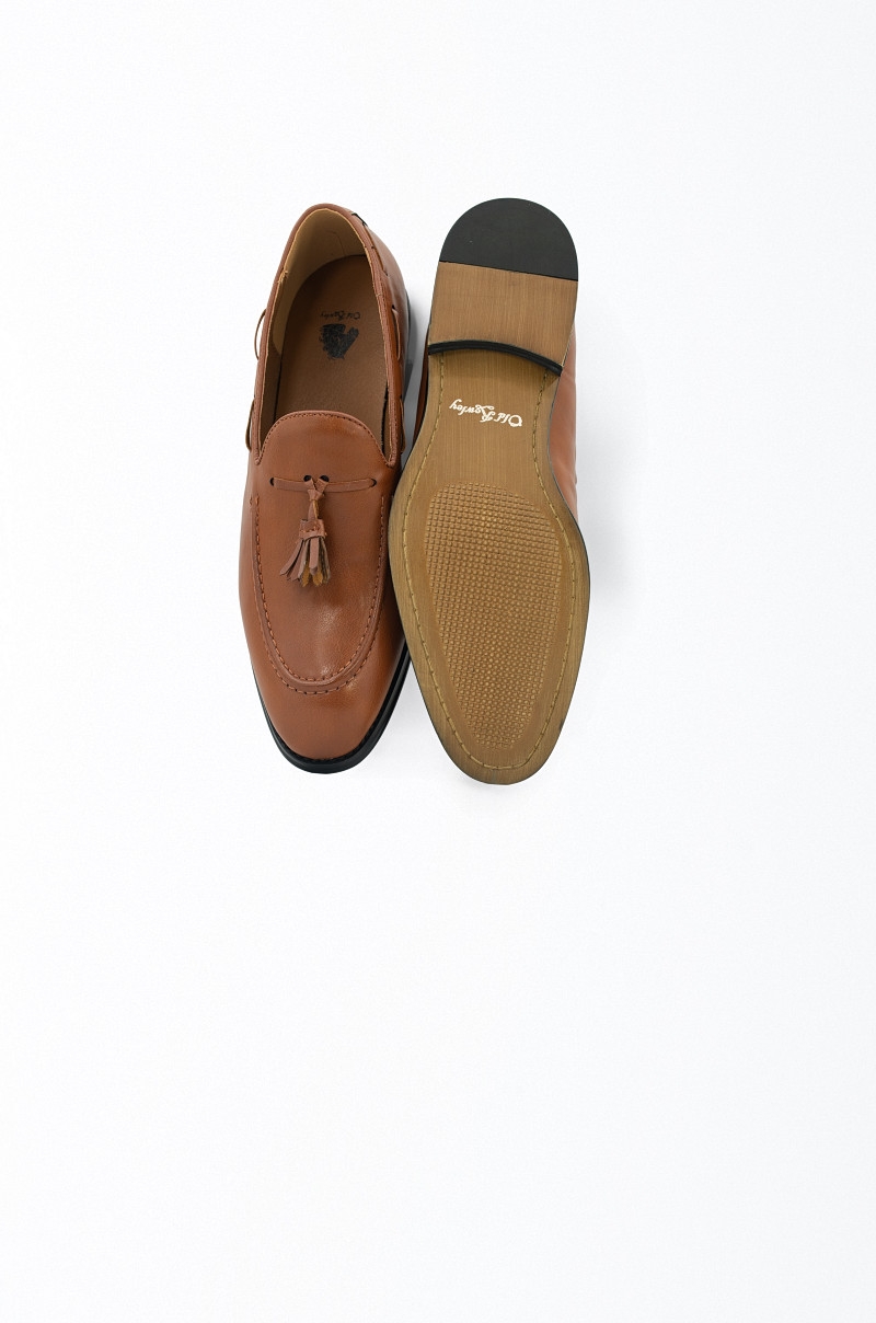 Mocasín con borlas color cuero marrón Old Rowley - vista frontal y suela