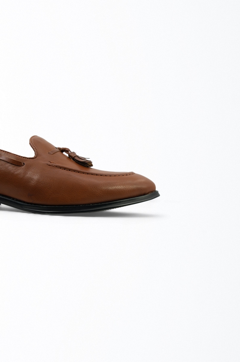 Mocasín con borlas color cuero marrón Old Rowley - vista cerca