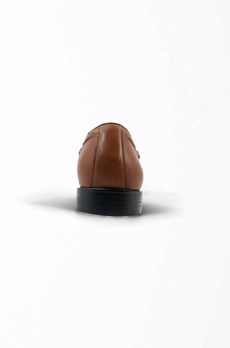 Mocasín con borlas color cuero marrón Old Rowley - vista talón