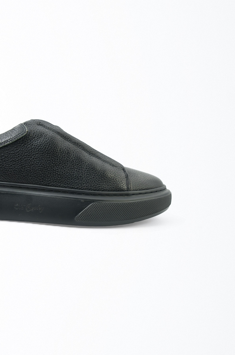 Zapatillas piel natural sin cordones con ajuste elásticos Old Rowley color negras - vista lateral cerca