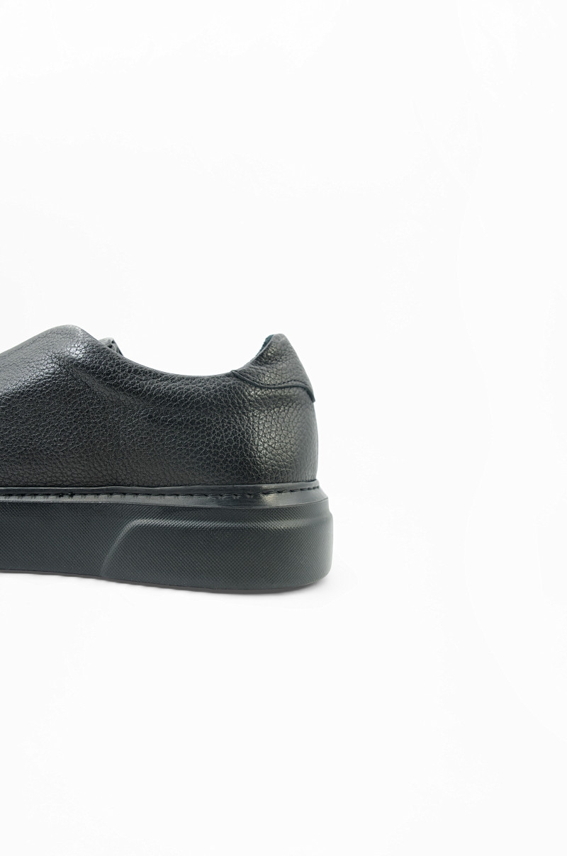 Zapatillas Negras de Piel con Cremallera Old Rowley - vista lateral talón cerca