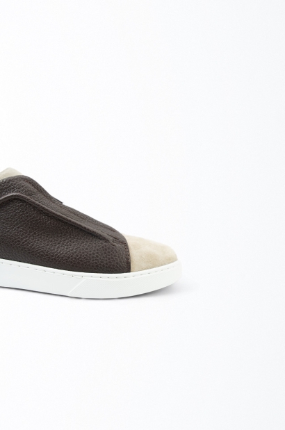 Zapatillas Piel Marrón Diseño Ante Beige y Elásticos Cruzados Old Rowley - vista lateral cerca