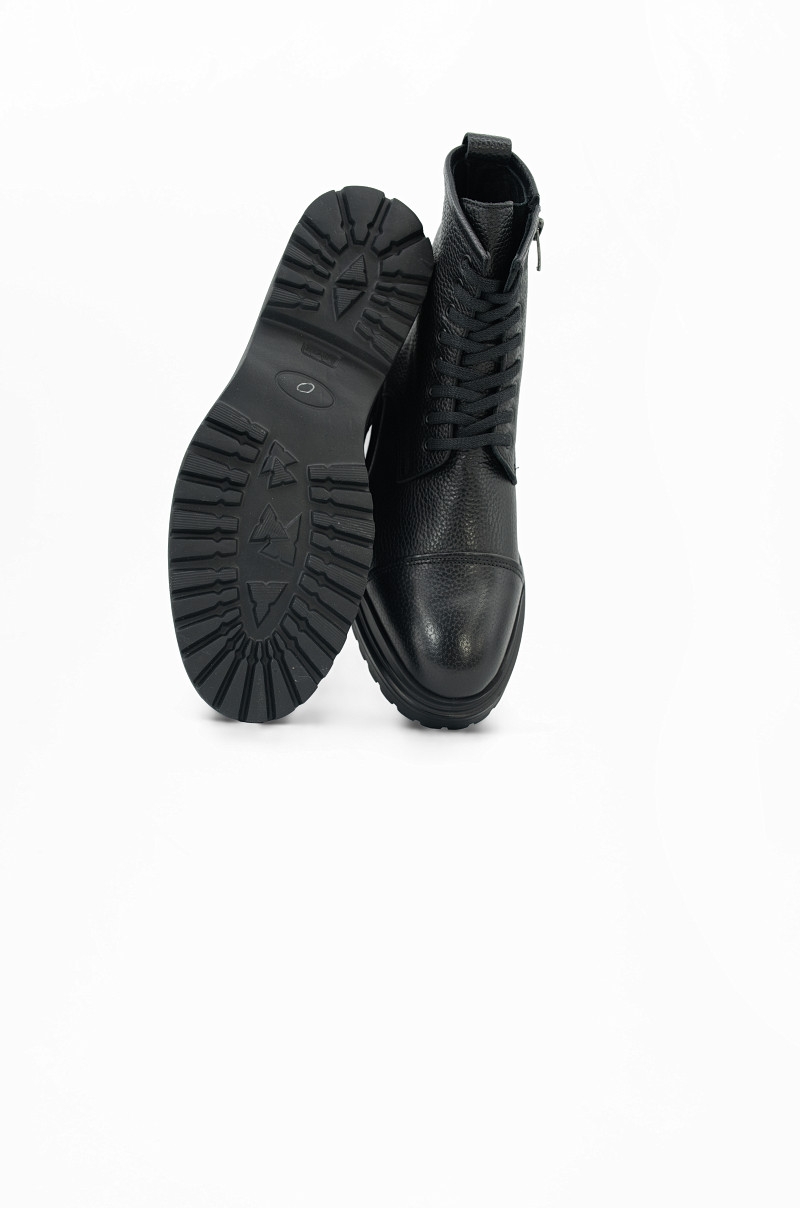 Botas Altas de Cuero Texturizado Negro Old Rowley - vista frontal y suela