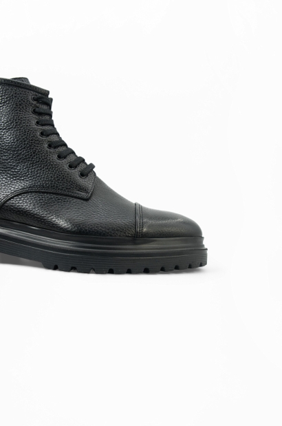 Botas Altas de Cuero Texturizado Negro Old Rowley - vista lateral cerca