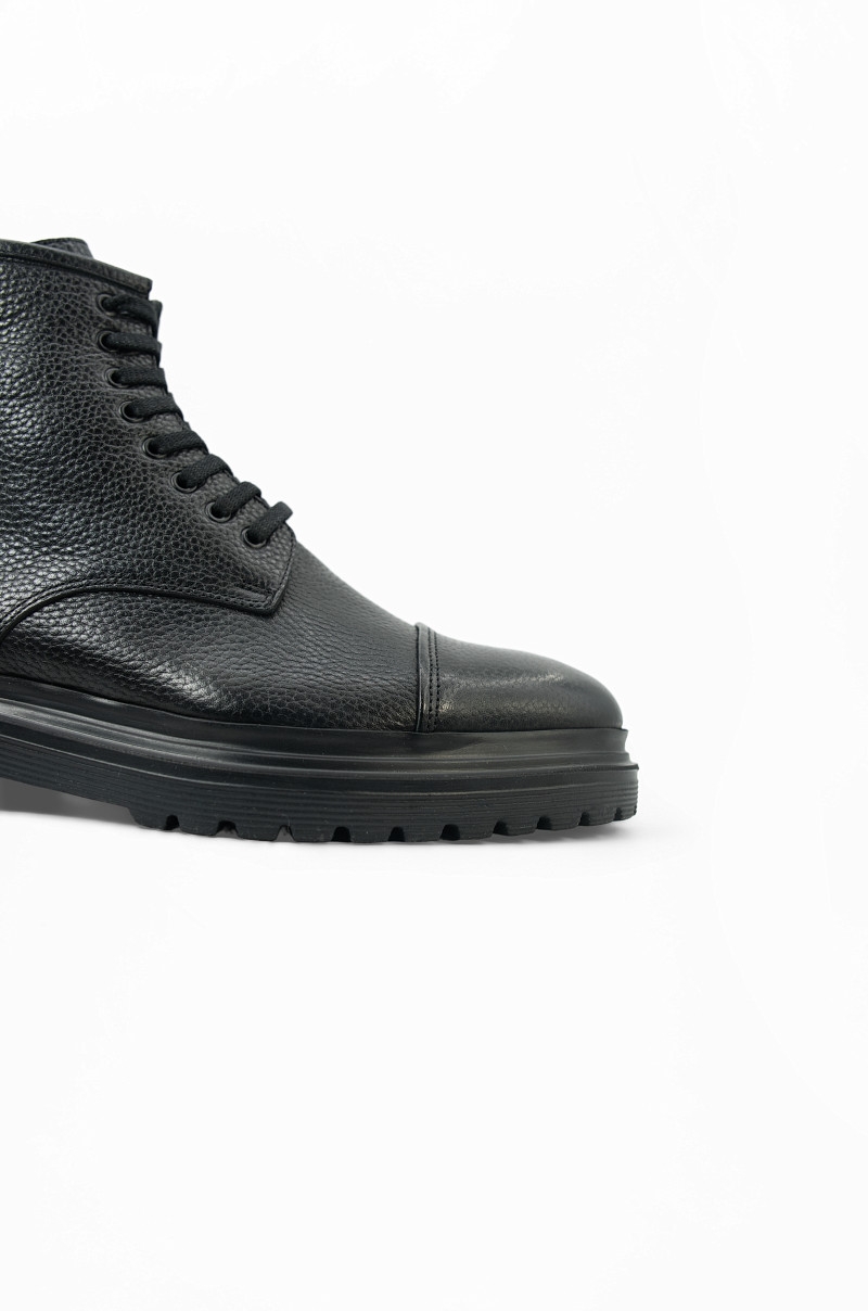 Botas Altas de Cuero Texturizado Negro Old Rowley - vista lateral cerca