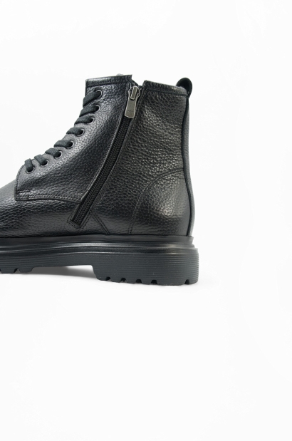 Botas Altas de Cuero Texturizado Negro Old Rowley - vista lateral talón cerca