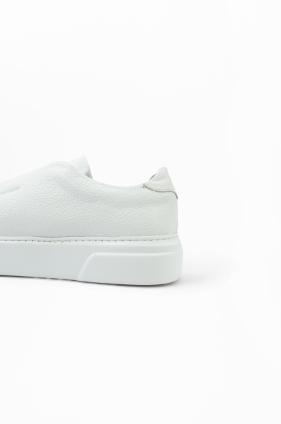 Zapatillas Blancas de Piel con Cremallera Old Rowley - vista lateral talón cerca