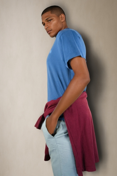 Camiseta básica Azul medio de algodón con logo Old Rowley - vista lateral