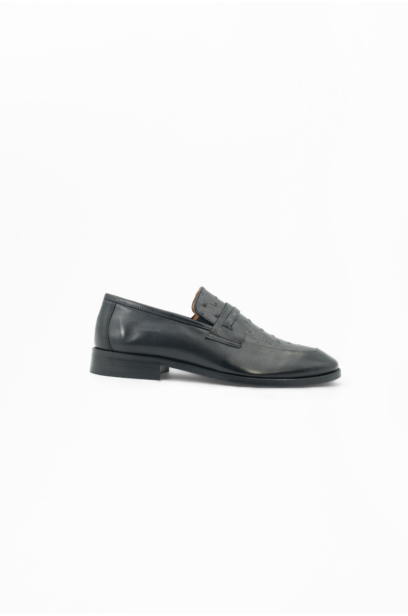 Mocasín de piel negro con antifaz y empeine texturizado Old Rowley - vista lateral