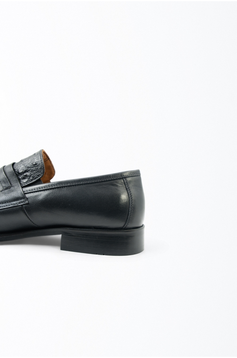 Mocasín de piel negro con antifaz y empeine texturizado Old Rowley - vista cerca