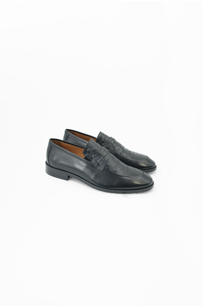 Mocasín de piel negro con antifaz y empeine texturizado Old Rowley - vista lateral del par
