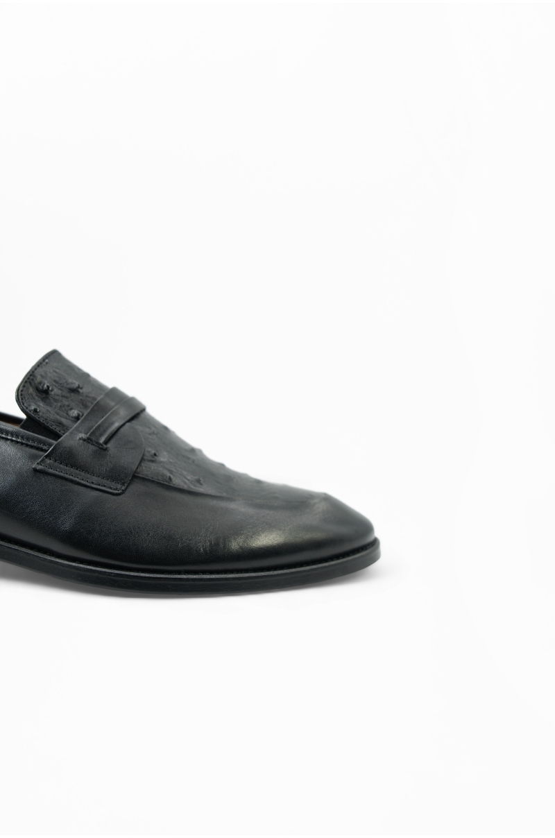 Mocasín de piel negro con antifaz y empeine texturizado Old Rowley - vista lateral detalle cerca