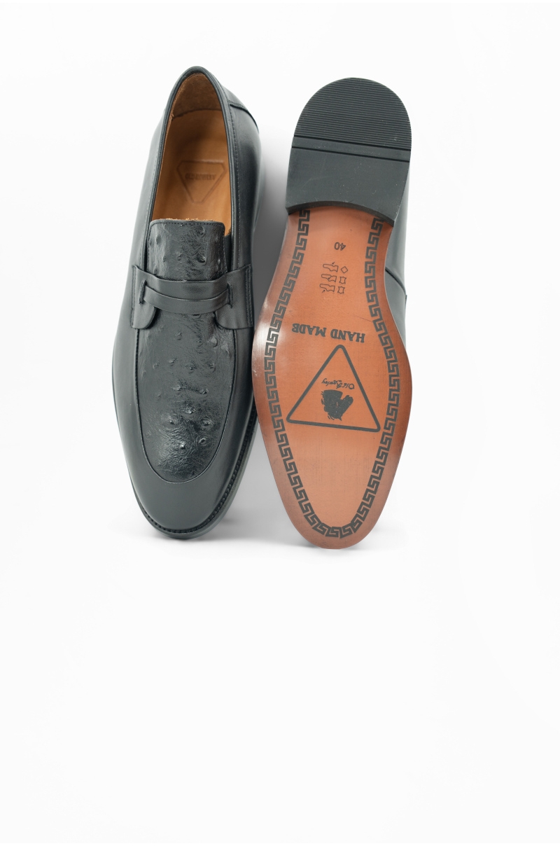 Mocasín de piel negro con antifaz y empeine texturizado Old Rowley - vista parte superior y suela