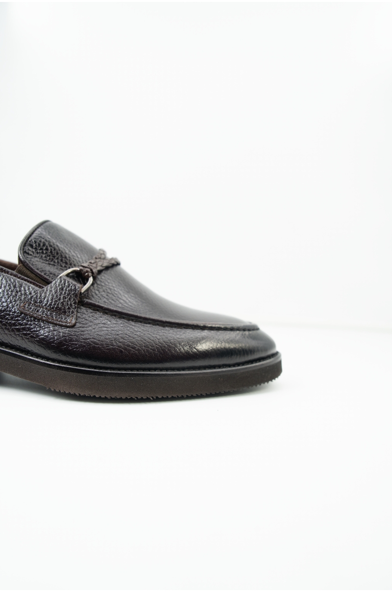Mocasín de piel marrón con adorno trenzado Old Rowley - vista detalle cerca