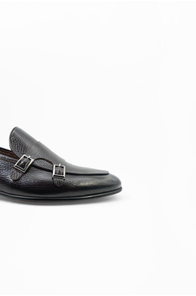 Zapatos hombre de piel natural dos hebillas marrón oscuro Old Rowley - vista lateral detalle hebilla cerca