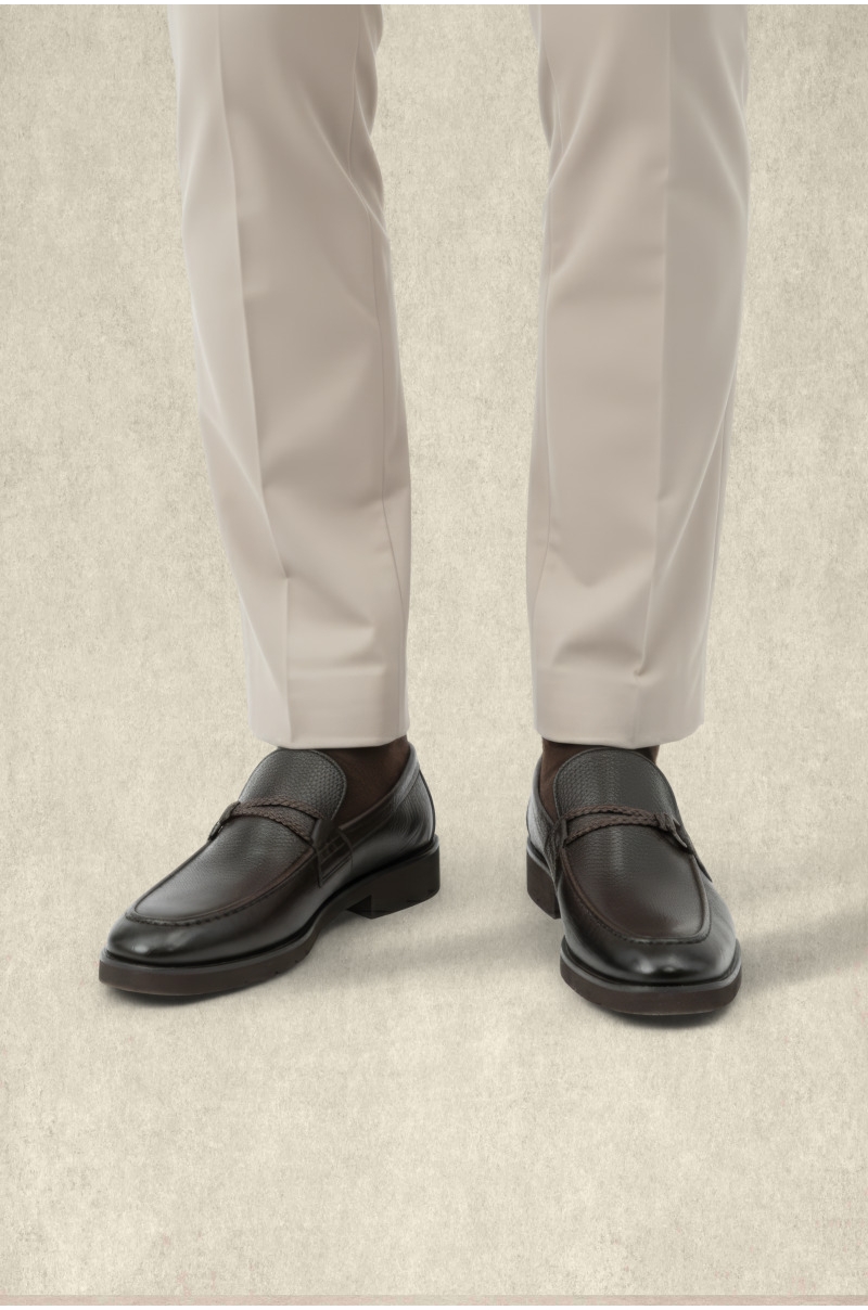 Mocasín de piel marrón con adorno trenzado Old Rowley - vista puesto en el modelo