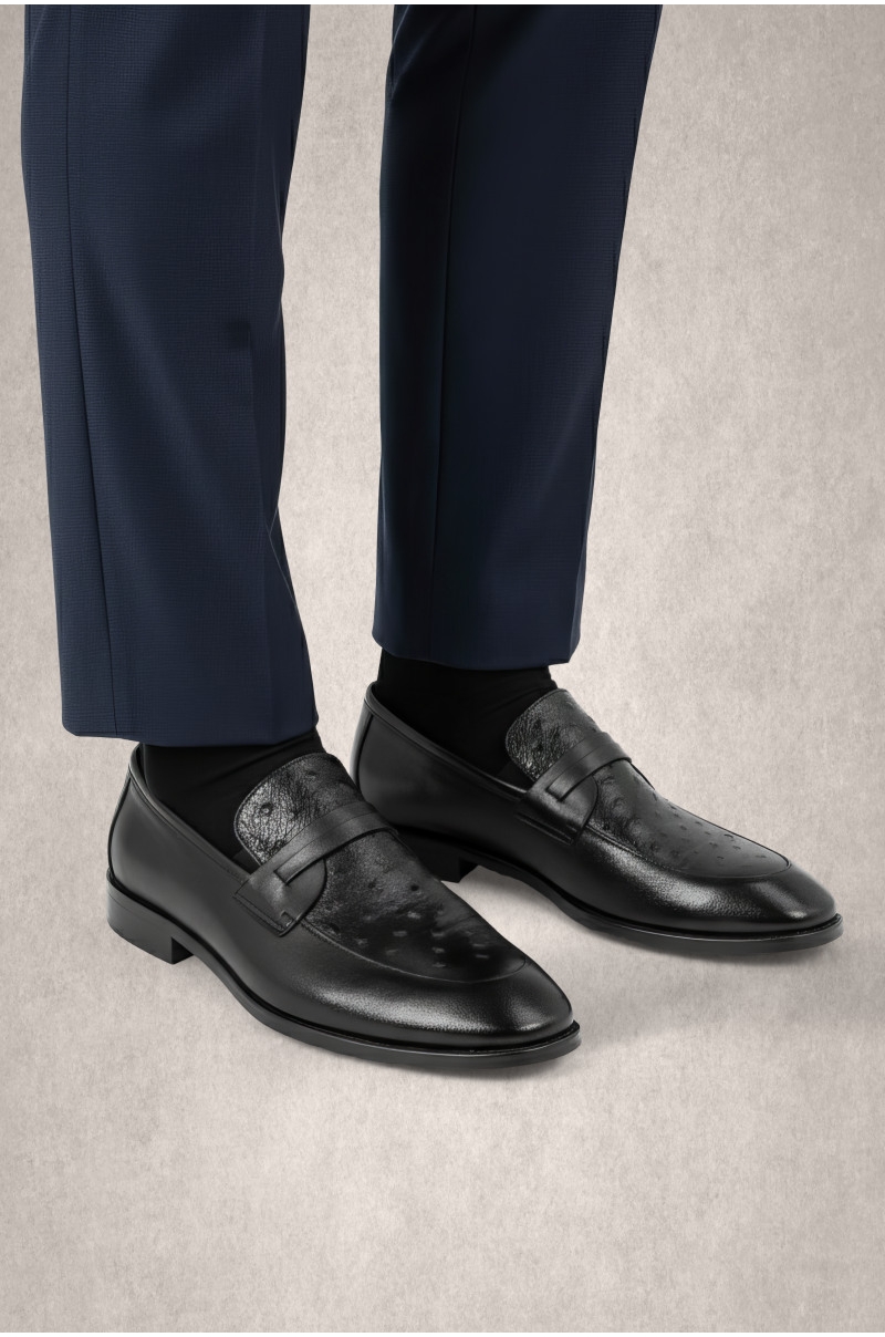 Mocasín de piel negro con antifaz y empeine texturizado Old Rowley - vista puesto en el modelo