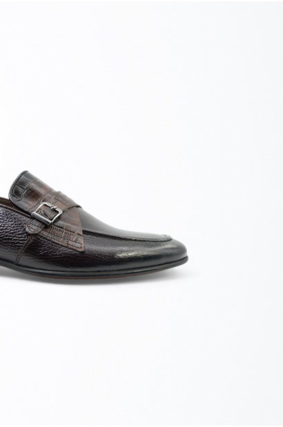 Mocasines de piel graneada con hebilla y detalle efecto cocodrilo Marrón Old Rowley - vista detalle cerca