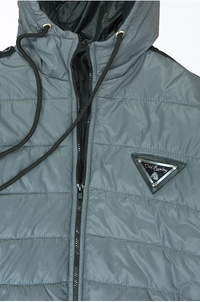 Plumífero con capucha Old Rowley gris con banda logo en manga - vista material cerca