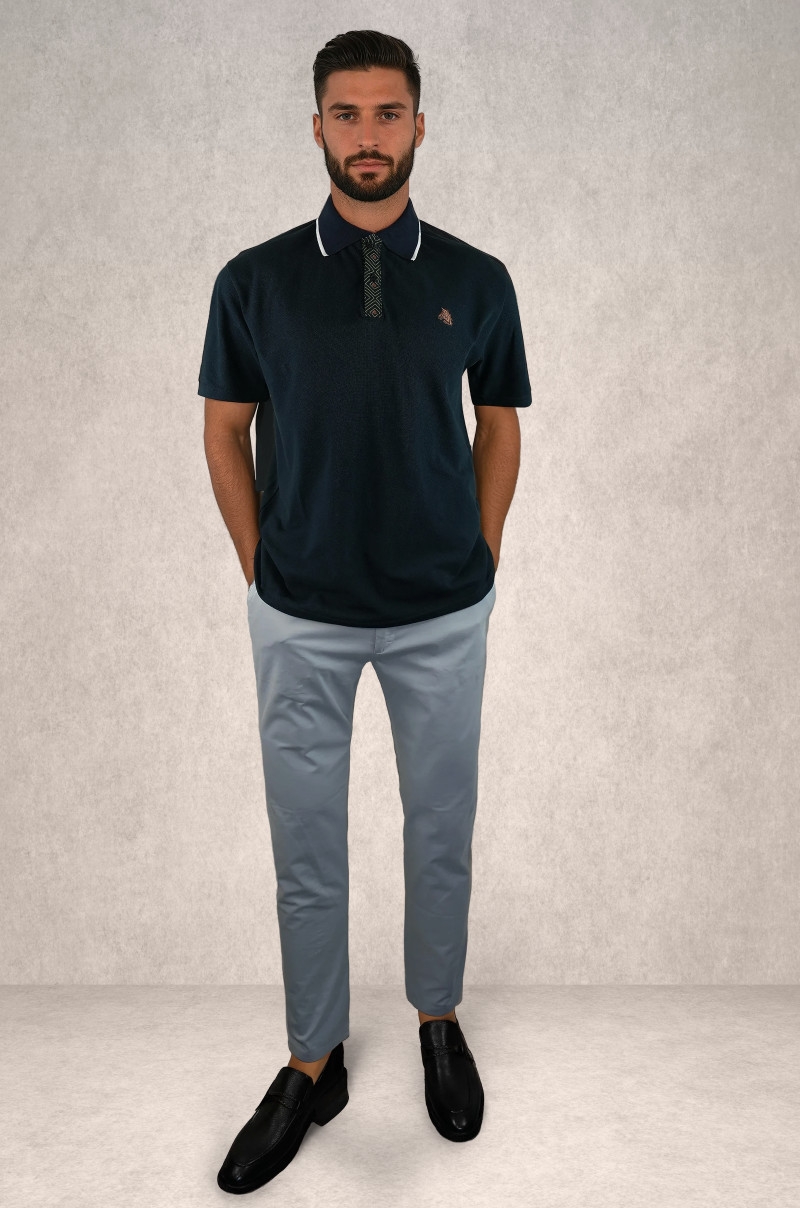 Polo negro con Detalle Distintivo en Tapeta Old Rowley - vista frontal completo