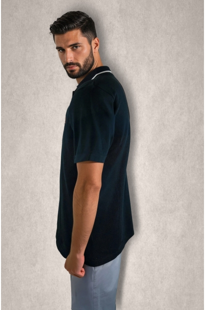 Polo negro con Distintivo en Tapeta Old Rowley - vista lateral