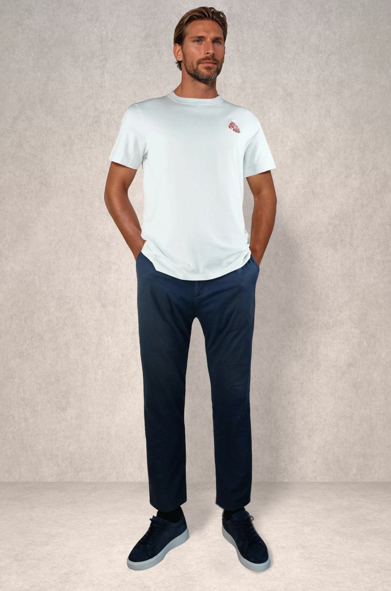 Camiseta blanca logo bordado Old Rowley - vista frontal completa