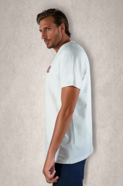 Camiseta blanca logo bordado Old Rowley - vista lateral