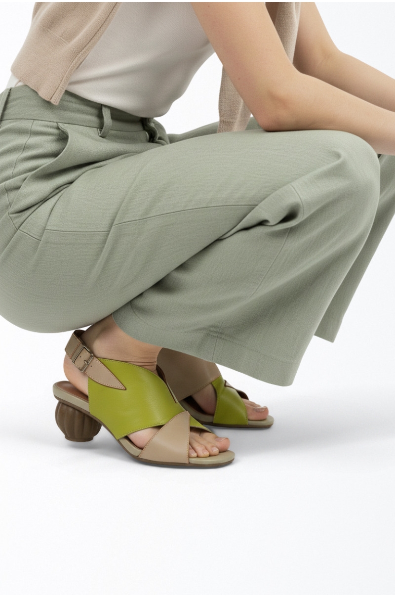 Sandalias Old Rowley con Tacón de Diseño Verde Lima y Beige - vista puesto en la modelo