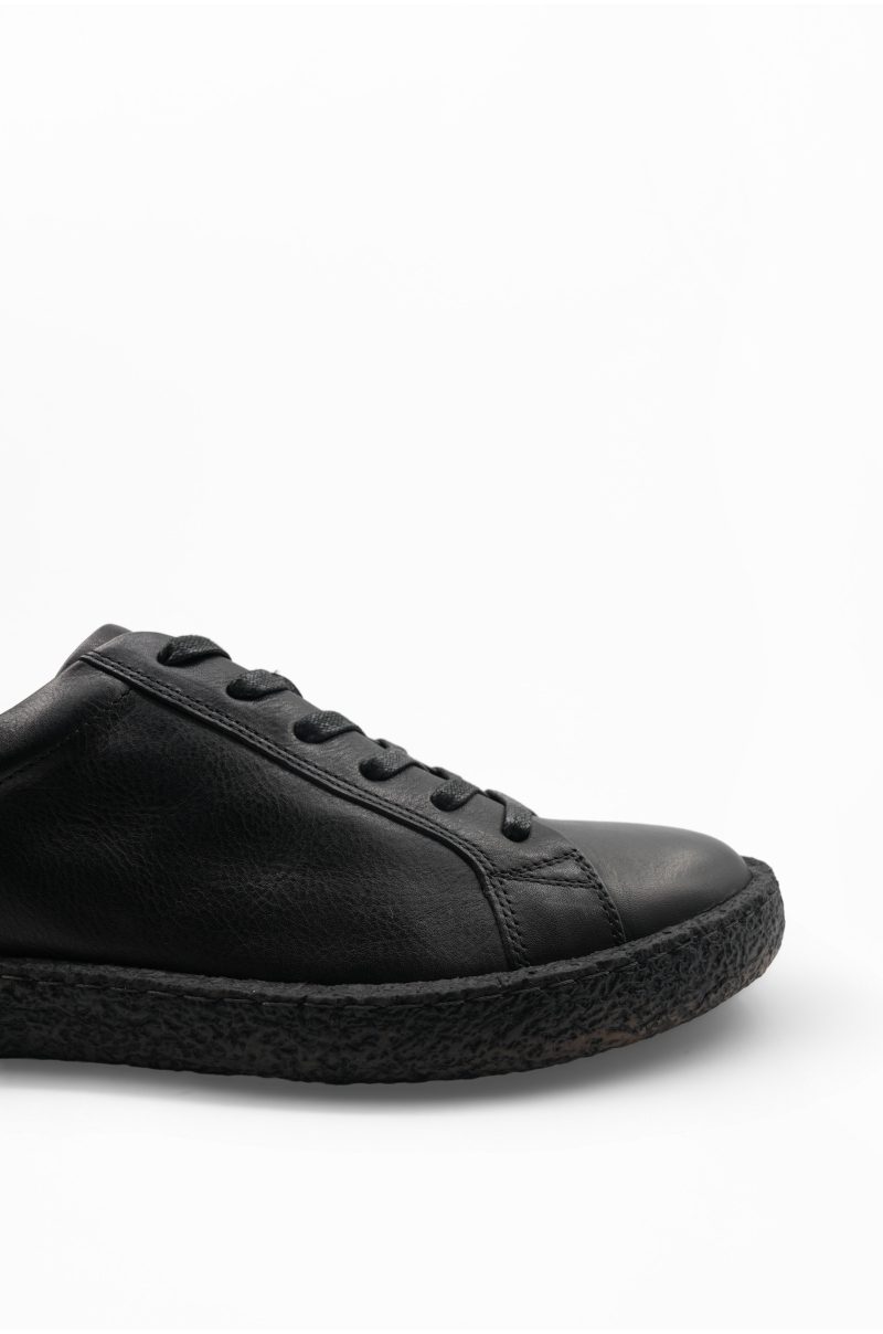 Zapatillas de piel vacuna negra con suela de goma - vista lateral cerca