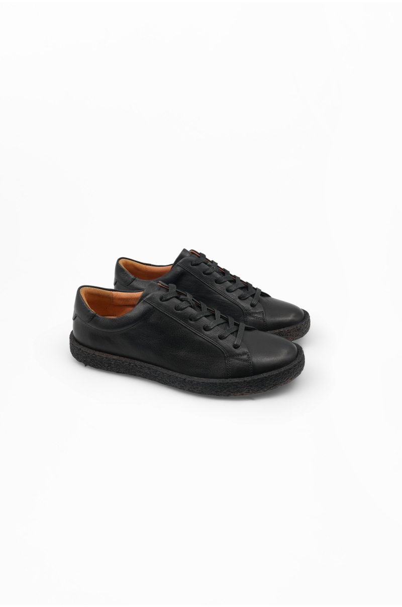 Zapatillas de piel vacuna negra con suela de goma - vista lateral del par
