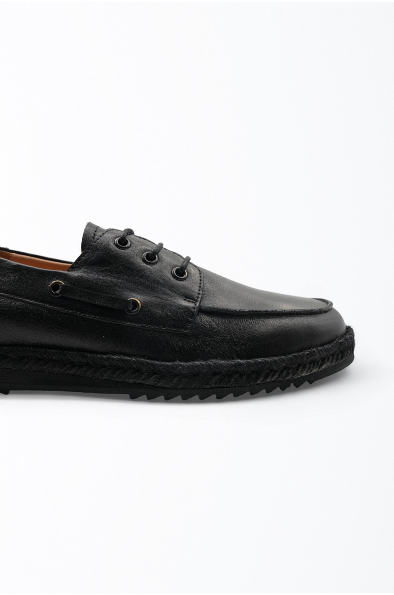 Zapatos de piel vacuna negra con suela de cáñamo y goma - vista lateral cerca