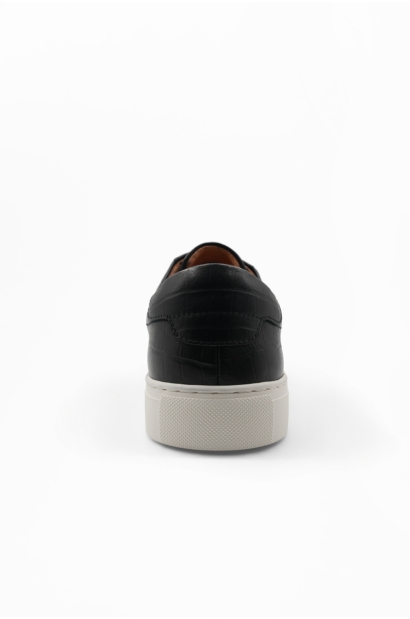 Zapatillas de piel vacuna efecto cocodrilo negras con suela blanca - vista talón